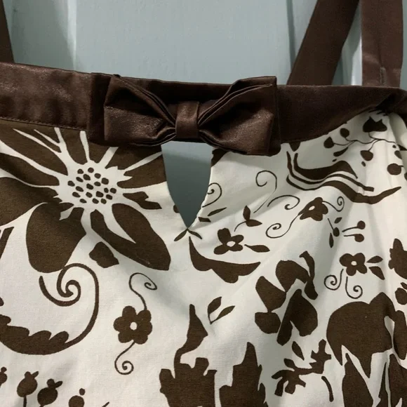 Elegant Brown and White Floral Dress - Picture 3 of 4